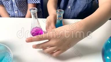孩子们，<strong>小</strong>学</strong>的男孩，在玻璃瓶中用可乐液体进行化学<strong>实验</strong>，这是一个<strong>科学</strong>的概念。 4公里